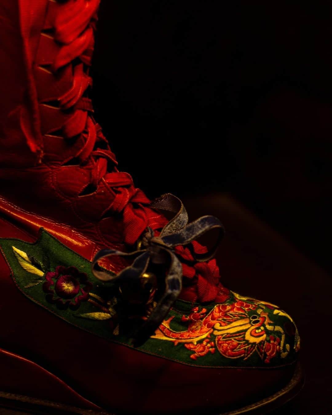 フリーダ・カーロ記念館さんのインスタグラム写真 - (フリーダ・カーロ記念館Instagram)「#tbt🔙📸  Esta bota derecha de piel roja es parte de nuestra exposición “Las apariencias engañan: los vestidos de Frida Kahlo” en donde se explora la identidad de la pintora mexicana, expresada a través de la imagen visual que construyó con base en la ropa de su elección.   ¿Ya la visitaste? <3」11月13日 11時30分 - museofridakahlo