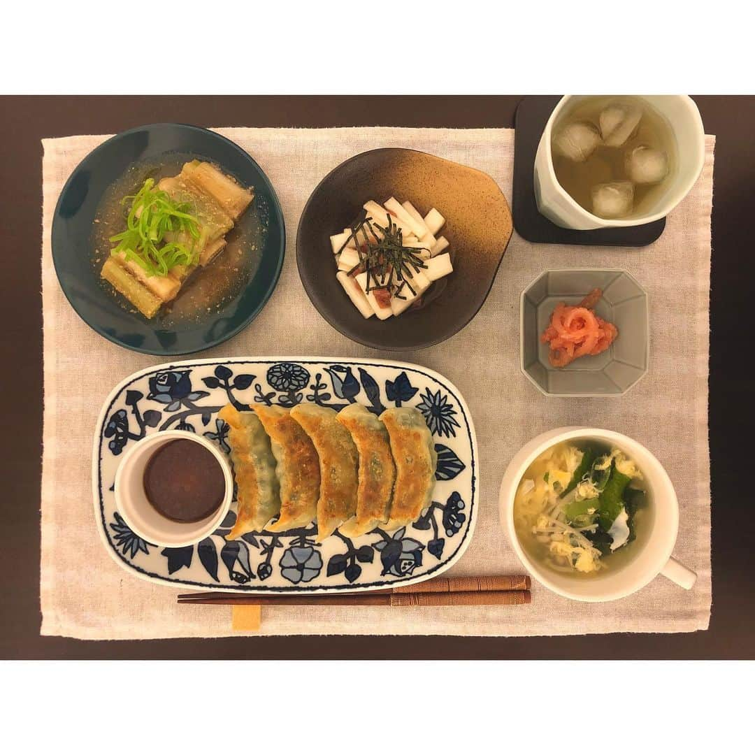 武田華奈さんのインスタグラム写真 - (武田華奈Instagram)「. 餃子ブームにわく宮崎…🥟🔥 この餃子は宮崎のお店ではなくて人吉の「茶びん」のものです。 ニラがこれでもかと入ってて皮もちもち、表面もいい感じにぱりっと焼けました🤤 . 元気なご夫婦がやっている大人気のお店でしたが先日の熊本豪雨で浸水の被害に遭われました。 お店に取材にも伺ったことがあり、人吉は生まれた場所でもあり気になって先日出かけてみました。 寂しくなってしまった通りを歩いてみていたら、茶びんのお母さんにばったり遭遇𓀊𓀊！ すでにお店は浸水でダメになり取り壊してしまったとのことでしたが餃子のみテイクアウトをやっているとのことでした。 たくさん買って帰りお家で少しずつ楽しんでいます🥟✴︎ 大変な思いをされたのに笑顔で迎えてくれてこちらのことを心配してくれたお母さんのとってもパワフルで優しい味がします。 . #茶びん #人吉市 #餃子 #ジモミヤラブ」11月13日 11時31分 - kana_takeda.19