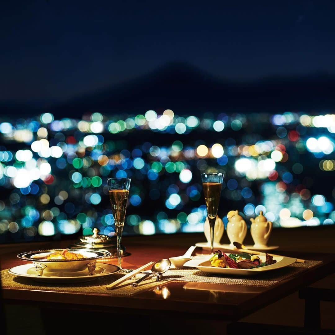 横浜ロイヤルパークホテルのインスタグラム：「絶景が望めるレストランでのディナーや朝食が付いた贅沢な宿泊プラン。  快適なホテルステイとお食事をお楽しみください。  詳細はホテル公式HPより、宿泊プランの "【Go To トラベルキャンペーン割引対象】今宵天空レストランの夜景に酔いしれて" をご覧ください🥂  #横浜ロイヤルパークホテル #yokohamaroyalparkhotel #横浜 #yokohama #ホテル #hotel #ホテルステイ #hotelstay #ステイケーション #おこもりステイ #gotoキャンペーン #gotoトラベルキャンペーン #thepreferredlife #royalparkhoteljp」