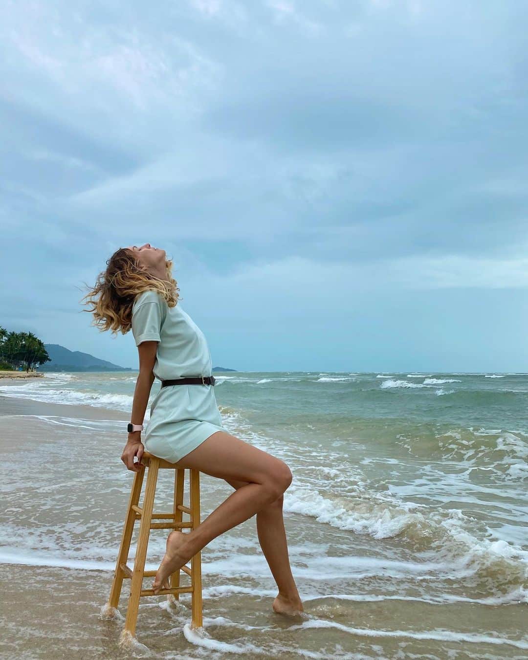 ヴァレンティナ・ゼリャヴァさんのインスタグラム写真 - (ヴァレンティナ・ゼリャヴァInstagram)「It’s stormy in Koh Samui 🌊 I was editing a new video when suddenly I felt like grabbing a chair and do a little photosesh on the beach 💦 Just going with the flow 😊  #islandlife #kohsamui #intuition」11月13日 11時37分 - valentinazelyaeva