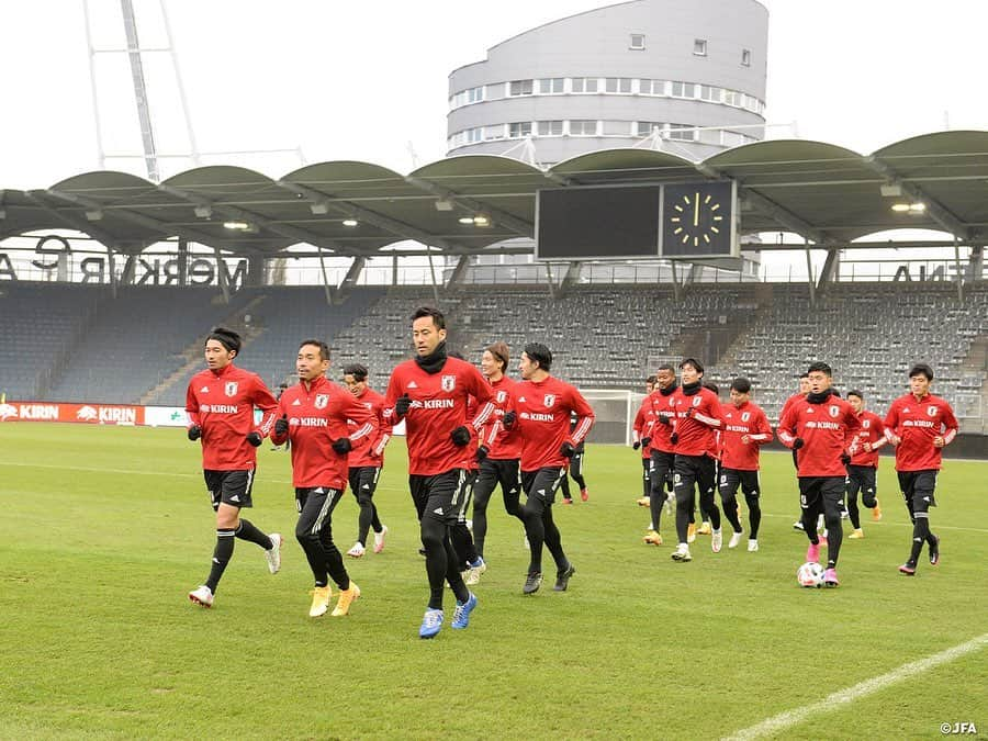 日本サッカー協会さんのインスタグラム写真 - (日本サッカー協会Instagram)「【2020.11.12 Training②📸】  11/12（木）パナマ代表との試合会場となるStadion Graz Liebenauで前日練習に臨みました。  対戦相手のパナマは2018年FIFAワールドカップに初出場し、FIFAランキングでは日本の27位に対して77位ですが、今年の夏にトーマス・クリスチャンセン監督が就任。バルセロナやビジャレアルなどでプレー経験のあるデンマーク出身の指揮官の下、10月には「コロナ禍でほとんど準備できなかった」（クリスチャンセン監督）という状況ながら、FIFAランキング50位と上位のコスタリカ代表とアウェイでの2連戦で、いずれも1-0で勝利しました。  今回の遠征では半数以上のメンバーを入れ替えて、ベルギーやオーストリア、スペインなど欧州でプレーする選手を多く採用していますが、ペルーリーグでプレーするMFアブディル・アヤルサ選手も含まれています。10月の2連戦の決勝ゴールを決めた選手で、森保監督も「2列目からの上がりが印象に残っている」と警戒しています。  日本との対戦歴は1度。2018年10月に森保監督就任2戦目のキリンチャレンジカップで顔を合わせ、日本が3-0で勝利しました。  ⌚11.13(金)23:15KO（日本時間） 🆚パナマ🇵🇦 📺フジテレビ系列にて全国生中継（一部地域除く） ✅活動中の様子を映した #TeamCam は YouTubeチャンネル #JFATV で配信中！ 試合前に要チェック📹ぜひ！チャンネル登録をお願いします。  #daihyo #SAMURAIBLUE #新しい景色を2022」11月13日 11時39分 - japanfootballassociation