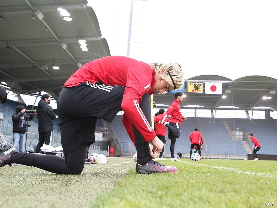 日本サッカー協会さんのインスタグラム写真 - (日本サッカー協会Instagram)「【2020.11.12 Training②📸】  11/12（木）パナマ代表との試合会場となるStadion Graz Liebenauで前日練習に臨みました。  対戦相手のパナマは2018年FIFAワールドカップに初出場し、FIFAランキングでは日本の27位に対して77位ですが、今年の夏にトーマス・クリスチャンセン監督が就任。バルセロナやビジャレアルなどでプレー経験のあるデンマーク出身の指揮官の下、10月には「コロナ禍でほとんど準備できなかった」（クリスチャンセン監督）という状況ながら、FIFAランキング50位と上位のコスタリカ代表とアウェイでの2連戦で、いずれも1-0で勝利しました。  今回の遠征では半数以上のメンバーを入れ替えて、ベルギーやオーストリア、スペインなど欧州でプレーする選手を多く採用していますが、ペルーリーグでプレーするMFアブディル・アヤルサ選手も含まれています。10月の2連戦の決勝ゴールを決めた選手で、森保監督も「2列目からの上がりが印象に残っている」と警戒しています。  日本との対戦歴は1度。2018年10月に森保監督就任2戦目のキリンチャレンジカップで顔を合わせ、日本が3-0で勝利しました。  ⌚11.13(金)23:15KO（日本時間） 🆚パナマ🇵🇦 📺フジテレビ系列にて全国生中継（一部地域除く） ✅活動中の様子を映した #TeamCam は YouTubeチャンネル #JFATV で配信中！ 試合前に要チェック📹ぜひ！チャンネル登録をお願いします。  #daihyo #SAMURAIBLUE #新しい景色を2022」11月13日 11時39分 - japanfootballassociation