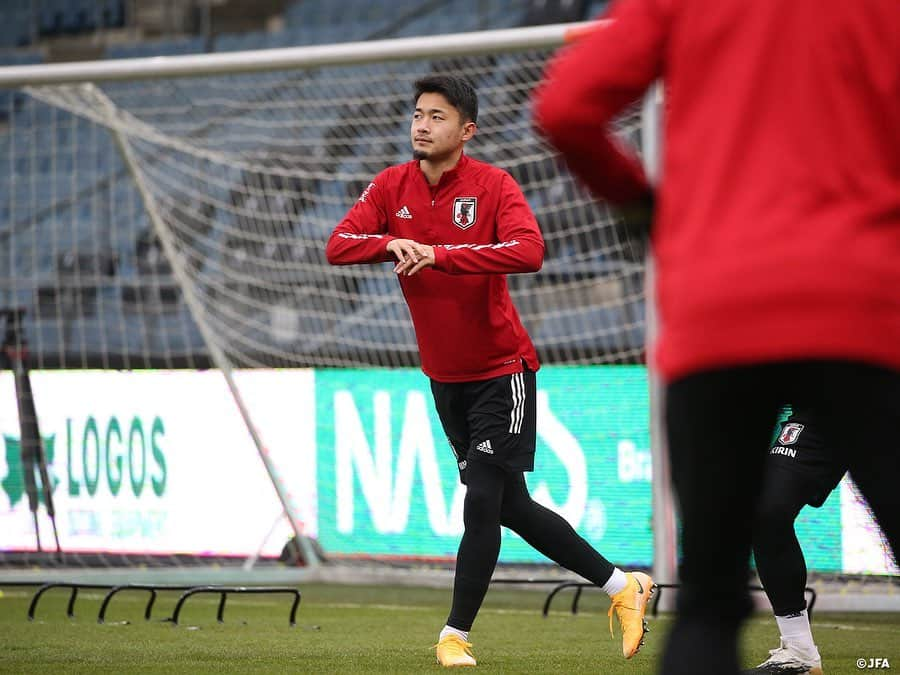 日本サッカー協会さんのインスタグラム写真 - (日本サッカー協会Instagram)「【2020.11.12 Training②📸】  11/12（木）パナマ代表との試合会場となるStadion Graz Liebenauで前日練習に臨みました。  対戦相手のパナマは2018年FIFAワールドカップに初出場し、FIFAランキングでは日本の27位に対して77位ですが、今年の夏にトーマス・クリスチャンセン監督が就任。バルセロナやビジャレアルなどでプレー経験のあるデンマーク出身の指揮官の下、10月には「コロナ禍でほとんど準備できなかった」（クリスチャンセン監督）という状況ながら、FIFAランキング50位と上位のコスタリカ代表とアウェイでの2連戦で、いずれも1-0で勝利しました。  今回の遠征では半数以上のメンバーを入れ替えて、ベルギーやオーストリア、スペインなど欧州でプレーする選手を多く採用していますが、ペルーリーグでプレーするMFアブディル・アヤルサ選手も含まれています。10月の2連戦の決勝ゴールを決めた選手で、森保監督も「2列目からの上がりが印象に残っている」と警戒しています。  日本との対戦歴は1度。2018年10月に森保監督就任2戦目のキリンチャレンジカップで顔を合わせ、日本が3-0で勝利しました。  ⌚11.13(金)23:15KO（日本時間） 🆚パナマ🇵🇦 📺フジテレビ系列にて全国生中継（一部地域除く） ✅活動中の様子を映した #TeamCam は YouTubeチャンネル #JFATV で配信中！ 試合前に要チェック📹ぜひ！チャンネル登録をお願いします。  #daihyo #SAMURAIBLUE #新しい景色を2022」11月13日 11時39分 - japanfootballassociation