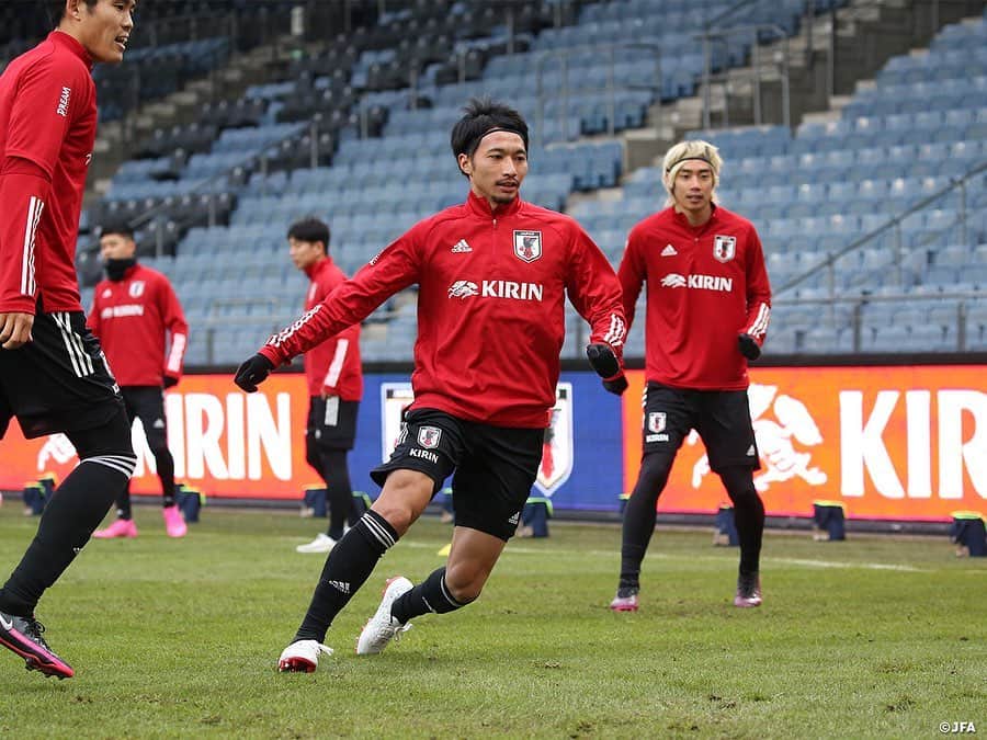 日本サッカー協会さんのインスタグラム写真 - (日本サッカー協会Instagram)「【2020.11.12 Training②📸】  11/12（木）パナマ代表との試合会場となるStadion Graz Liebenauで前日練習に臨みました。  対戦相手のパナマは2018年FIFAワールドカップに初出場し、FIFAランキングでは日本の27位に対して77位ですが、今年の夏にトーマス・クリスチャンセン監督が就任。バルセロナやビジャレアルなどでプレー経験のあるデンマーク出身の指揮官の下、10月には「コロナ禍でほとんど準備できなかった」（クリスチャンセン監督）という状況ながら、FIFAランキング50位と上位のコスタリカ代表とアウェイでの2連戦で、いずれも1-0で勝利しました。  今回の遠征では半数以上のメンバーを入れ替えて、ベルギーやオーストリア、スペインなど欧州でプレーする選手を多く採用していますが、ペルーリーグでプレーするMFアブディル・アヤルサ選手も含まれています。10月の2連戦の決勝ゴールを決めた選手で、森保監督も「2列目からの上がりが印象に残っている」と警戒しています。  日本との対戦歴は1度。2018年10月に森保監督就任2戦目のキリンチャレンジカップで顔を合わせ、日本が3-0で勝利しました。  ⌚11.13(金)23:15KO（日本時間） 🆚パナマ🇵🇦 📺フジテレビ系列にて全国生中継（一部地域除く） ✅活動中の様子を映した #TeamCam は YouTubeチャンネル #JFATV で配信中！ 試合前に要チェック📹ぜひ！チャンネル登録をお願いします。  #daihyo #SAMURAIBLUE #新しい景色を2022」11月13日 11時39分 - japanfootballassociation
