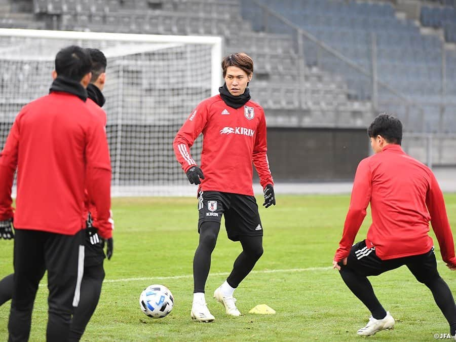 日本サッカー協会さんのインスタグラム写真 - (日本サッカー協会Instagram)「【2020.11.12 Training②📸】  11/12（木）パナマ代表との試合会場となるStadion Graz Liebenauで前日練習に臨みました。  対戦相手のパナマは2018年FIFAワールドカップに初出場し、FIFAランキングでは日本の27位に対して77位ですが、今年の夏にトーマス・クリスチャンセン監督が就任。バルセロナやビジャレアルなどでプレー経験のあるデンマーク出身の指揮官の下、10月には「コロナ禍でほとんど準備できなかった」（クリスチャンセン監督）という状況ながら、FIFAランキング50位と上位のコスタリカ代表とアウェイでの2連戦で、いずれも1-0で勝利しました。  今回の遠征では半数以上のメンバーを入れ替えて、ベルギーやオーストリア、スペインなど欧州でプレーする選手を多く採用していますが、ペルーリーグでプレーするMFアブディル・アヤルサ選手も含まれています。10月の2連戦の決勝ゴールを決めた選手で、森保監督も「2列目からの上がりが印象に残っている」と警戒しています。  日本との対戦歴は1度。2018年10月に森保監督就任2戦目のキリンチャレンジカップで顔を合わせ、日本が3-0で勝利しました。  ⌚11.13(金)23:15KO（日本時間） 🆚パナマ🇵🇦 📺フジテレビ系列にて全国生中継（一部地域除く） ✅活動中の様子を映した #TeamCam は YouTubeチャンネル #JFATV で配信中！ 試合前に要チェック📹ぜひ！チャンネル登録をお願いします。  #daihyo #SAMURAIBLUE #新しい景色を2022」11月13日 11時39分 - japanfootballassociation