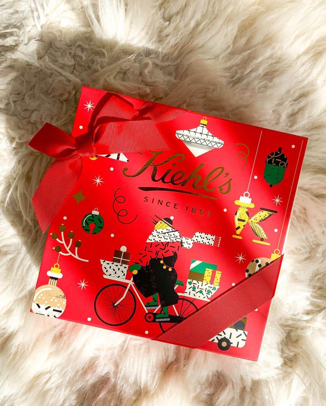 サマンサ麻里子さんのインスタグラム写真 - (サマンサ麻里子Instagram)「I’ve always been a fan of @kiehlsjp skincare products ❤️ And the packaging for their holiday collection is making me so excited for Christmas already 😍  今年のキールズのホリデイコレクションもフェスティブで可愛い✨テーマは、”Feel the joy. Care with Kiehl’s.” キールズを使ったことのある方も、まだという方も是非お店やオンラインでチェックしてみてね🎅✨  #キールズ #キールズホリデイ2020 #pr #kiehls #kiehlsholiday2020 #beauty #skincare #holidaycollection #toner #bodycream #serum #lipcare #holidaybox #holidaypackaging #tokyoblogger」11月13日 11時40分 - samanthamariko