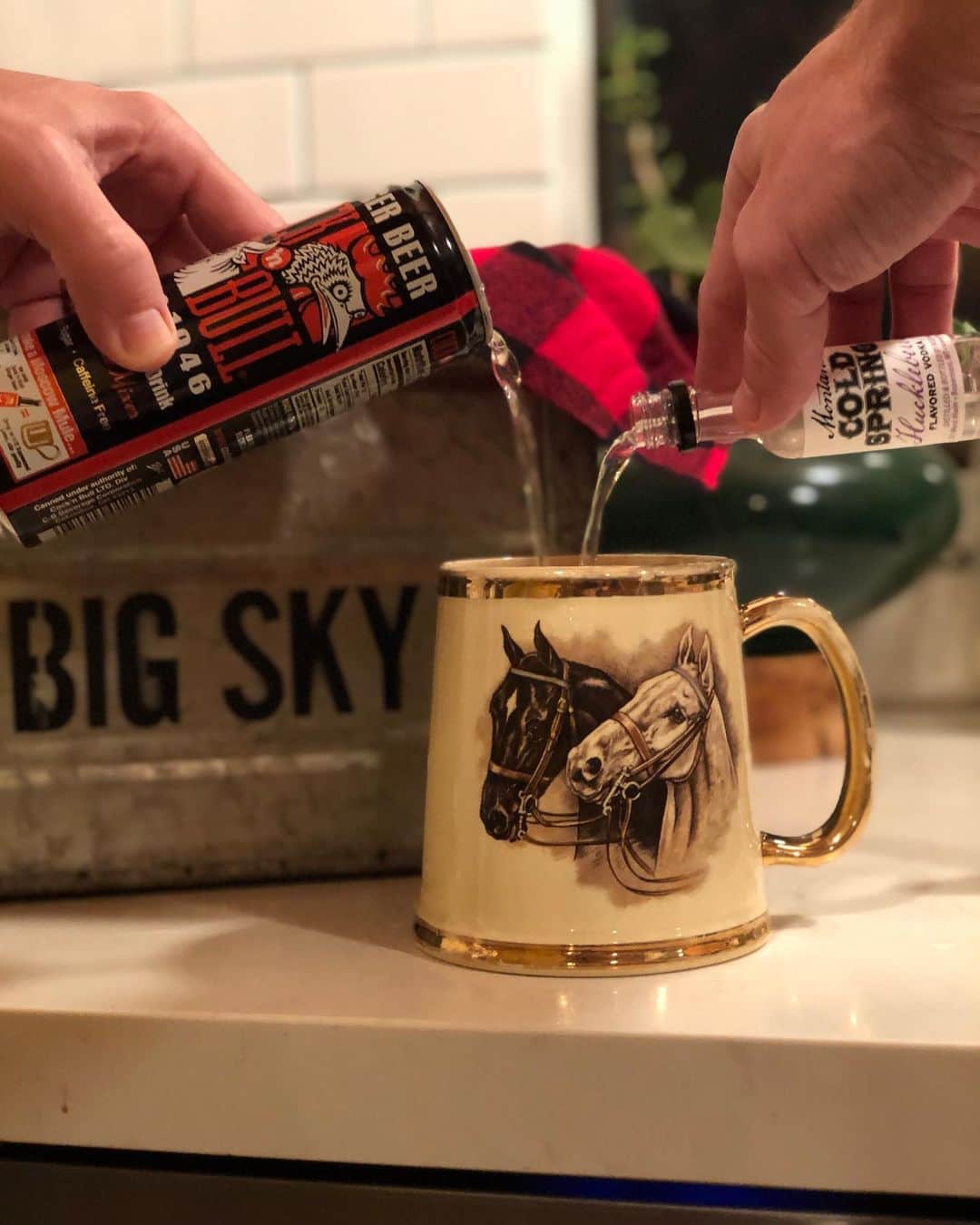 エリカ・クリステンセンさんのインスタグラム写真 - (エリカ・クリステンセンInstagram)「Settling in for movie night — tv night! — courtesy of @bigskyabc.  One of my first jobs was for @davidekelleyproductions!  It was a little role on The Practice that I loved. Must’ve been 1998? #And Cole worked in Big Sky for a few years as a (skipping out on college for ski season) kid.  Excited for @jadepettyjohn_official (♥️) and other great cast members (@ryanphillippe!)  We followed directions in prepping dinner and a “Montana Mule”.... #welcometobigsky」11月13日 11時46分 - erikachristensen