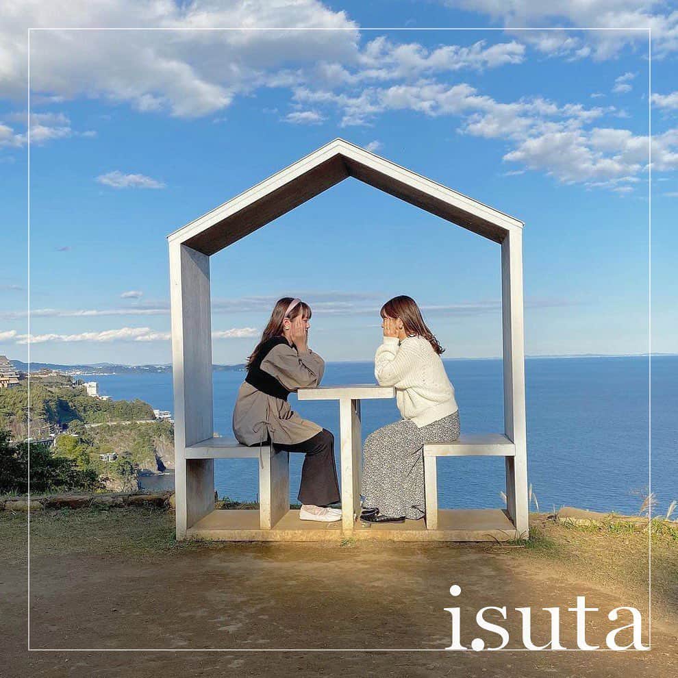 のインスタグラム：「海を一望できる﻿ 熱海で一番の絶景映えスポット♡﻿ ﻿ ﻿ 静岡県熱海市にある「アカオハーブ＆ローズガーデン」では、バラ園やハーブ園、桜、日本庭園などが楽しめる施設。﻿ ﻿ ﻿ 最近は、海バックの空飛ぶブランコやフレームハウス・ハンモックなどがフォトジェニックだと話題なんです！﻿ ﻿ ﻿ 映えスポットを楽しんだ後は、併設されたカフェ「COEDA HOUSE（コエダ ハウス）」でひとやすみも◎﻿ ﻿ ﻿ 熱海に行った際はぜひ足を運んでみてはいかが？✨﻿ ﻿ ﻿ 【アカオハーブ＆ローズガーデン】﻿ 住所：〒413-0101﻿ 静岡県熱海市上多賀１０２７−８﻿ 営業時間：9:00～17:00﻿ ﻿ ﻿ photo by﻿ @akanekunoakane﻿ @marble_1028﻿ @chibi__suzu﻿ @__038sy﻿ @__________e_e__﻿ @___karin.jp﻿ ﻿ ﻿ #isuta #イスタ #isutapic﻿ #アカオハーブアンドローズガーデン﻿ #COEDAHOUSE #コエダハウス﻿ #熱海 #熱海旅行 #静岡 #静岡旅行﻿ #熱海巡り #熱海カフェ #静岡巡り﻿ #旅行 #旅行好きな人と繋がりたい﻿ #お出かけスポット #女子旅 #フォトジェニック ﻿ #インスタ映え #映え #静岡カフェ﻿ #isutacafe #カフェ巡り #おしゃれカフェ﻿ #カフェスタグラム #cafestagram﻿ #休日の過ごし方 #映えスポット ﻿ #お出かけスポット #お洒落な人と繋がりたい ﻿ #カフェ好きな人と繋がりたい」