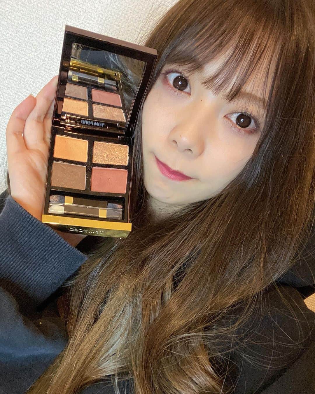 西村季里子のインスタグラム：「・  この前ねもとに TOM FORDのアイシャドウもらた🥺🧡  いつもアイシャドウの色は ブラウン系しか使わないから この秋色っぽいカラーが新鮮で メイクが楽しい🧡✨🧡✨  最近アイラインとマスカラは ピンクのものを使ってるから 一気にカラフル👀🌈🌈  肌の調子も良くていい感じ！ 7月からピーリングに通って 肌が生まれ変わってきたから これからも保湿頑張る🤲🏻  #美容#美容好きな人と繋がりたい  #アイシャドウ#tomford#トムフォード #プレゼント @yayoi_n_ ありがとう🥺 #秋色#make#メイク#化粧#女子 #肌質改善#肌ケア#保湿#ピーリング #follow#followｍe」