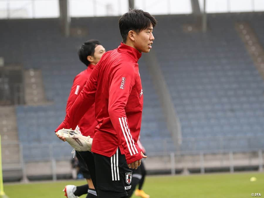 日本サッカー協会さんのインスタグラム写真 - (日本サッカー協会Instagram)「【2020.11.12 Training③📸】  11/12（木）パナマ代表との試合会場となるStadion Graz Liebenauで前日練習に臨みました。  パナマ代表の10月の2戦を見た #森保一 監督は「パナマはフィジカルの強さ、推進力があり、個の力があるチーム」と指摘。「個の力を活かしながら組織的に相手の攻撃を止めて守備から攻撃に映っていける」と分析し、警戒を示しています。 その一方で、指揮官は短時間の中でも選手たちが課題を意識した意欲的な取り組みに手ごたえを感じているようで、課題の一つである攻撃についても、「よりゴールへ向かっていく意識を持ち、そこでクオリティを発揮する部分は、選手たちがチャレンジしてくれると思う」と期待を口にしました。  ⌚11.13(金)23:15KO（日本時間） 🆚パナマ🇵🇦 📺フジテレビ系列にて全国生中継（一部地域除く） ✅活動中の様子を映した #TeamCam は YouTubeチャンネル #JFATV で配信中！ 試合前に要チェック📹ぜひ！チャンネル登録をお願いします。  #daihyo #SAMURAIBLUE #新しい景色を2022」11月13日 11時56分 - japanfootballassociation