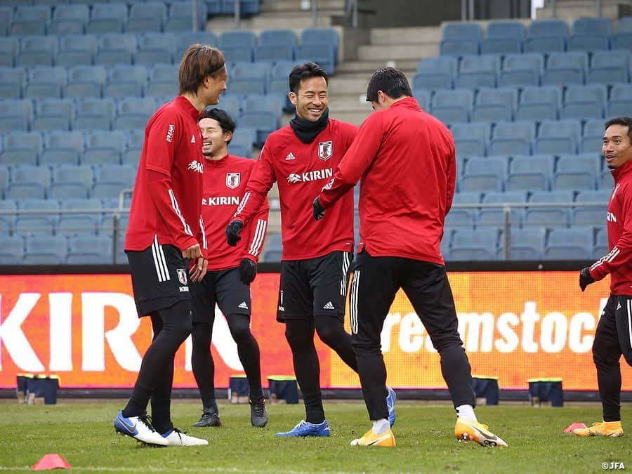 日本サッカー協会さんのインスタグラム写真 - (日本サッカー協会Instagram)「【2020.11.12 Training③📸】  11/12（木）パナマ代表との試合会場となるStadion Graz Liebenauで前日練習に臨みました。  パナマ代表の10月の2戦を見た #森保一 監督は「パナマはフィジカルの強さ、推進力があり、個の力があるチーム」と指摘。「個の力を活かしながら組織的に相手の攻撃を止めて守備から攻撃に映っていける」と分析し、警戒を示しています。 その一方で、指揮官は短時間の中でも選手たちが課題を意識した意欲的な取り組みに手ごたえを感じているようで、課題の一つである攻撃についても、「よりゴールへ向かっていく意識を持ち、そこでクオリティを発揮する部分は、選手たちがチャレンジしてくれると思う」と期待を口にしました。  ⌚11.13(金)23:15KO（日本時間） 🆚パナマ🇵🇦 📺フジテレビ系列にて全国生中継（一部地域除く） ✅活動中の様子を映した #TeamCam は YouTubeチャンネル #JFATV で配信中！ 試合前に要チェック📹ぜひ！チャンネル登録をお願いします。  #daihyo #SAMURAIBLUE #新しい景色を2022」11月13日 11時56分 - japanfootballassociation