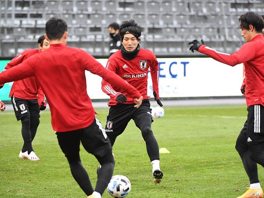 日本サッカー協会さんのインスタグラム写真 - (日本サッカー協会Instagram)「【2020.11.12 Training③📸】  11/12（木）パナマ代表との試合会場となるStadion Graz Liebenauで前日練習に臨みました。  パナマ代表の10月の2戦を見た #森保一 監督は「パナマはフィジカルの強さ、推進力があり、個の力があるチーム」と指摘。「個の力を活かしながら組織的に相手の攻撃を止めて守備から攻撃に映っていける」と分析し、警戒を示しています。 その一方で、指揮官は短時間の中でも選手たちが課題を意識した意欲的な取り組みに手ごたえを感じているようで、課題の一つである攻撃についても、「よりゴールへ向かっていく意識を持ち、そこでクオリティを発揮する部分は、選手たちがチャレンジしてくれると思う」と期待を口にしました。  ⌚11.13(金)23:15KO（日本時間） 🆚パナマ🇵🇦 📺フジテレビ系列にて全国生中継（一部地域除く） ✅活動中の様子を映した #TeamCam は YouTubeチャンネル #JFATV で配信中！ 試合前に要チェック📹ぜひ！チャンネル登録をお願いします。  #daihyo #SAMURAIBLUE #新しい景色を2022」11月13日 11時56分 - japanfootballassociation