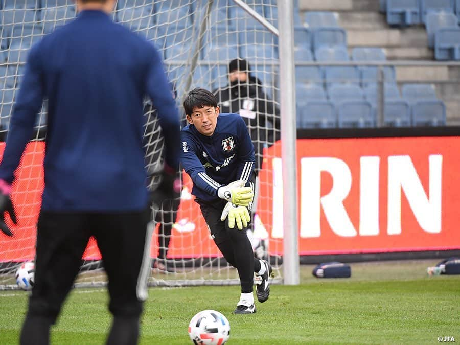 日本サッカー協会さんのインスタグラム写真 - (日本サッカー協会Instagram)「【2020.11.12 Training③📸】  11/12（木）パナマ代表との試合会場となるStadion Graz Liebenauで前日練習に臨みました。  パナマ代表の10月の2戦を見た #森保一 監督は「パナマはフィジカルの強さ、推進力があり、個の力があるチーム」と指摘。「個の力を活かしながら組織的に相手の攻撃を止めて守備から攻撃に映っていける」と分析し、警戒を示しています。 その一方で、指揮官は短時間の中でも選手たちが課題を意識した意欲的な取り組みに手ごたえを感じているようで、課題の一つである攻撃についても、「よりゴールへ向かっていく意識を持ち、そこでクオリティを発揮する部分は、選手たちがチャレンジしてくれると思う」と期待を口にしました。  ⌚11.13(金)23:15KO（日本時間） 🆚パナマ🇵🇦 📺フジテレビ系列にて全国生中継（一部地域除く） ✅活動中の様子を映した #TeamCam は YouTubeチャンネル #JFATV で配信中！ 試合前に要チェック📹ぜひ！チャンネル登録をお願いします。  #daihyo #SAMURAIBLUE #新しい景色を2022」11月13日 11時56分 - japanfootballassociation