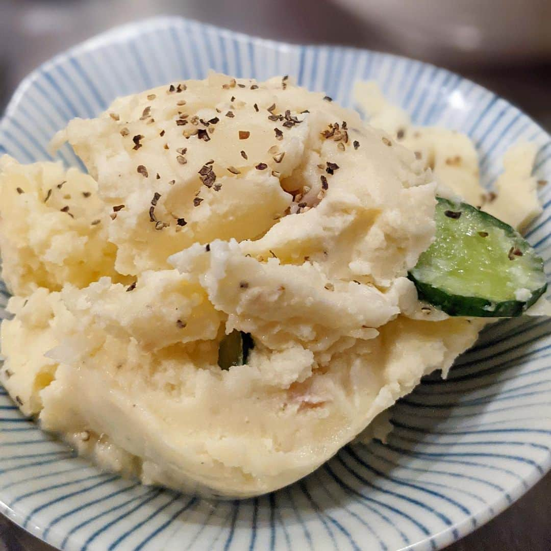 大見さなえさんのインスタグラム写真 - (大見さなえInstagram)「タン刺し🤤💓💓『#芝浦ホルモン 』﻿ 毎朝芝浦食肉市場から仕入れて﻿ 新鮮なホルモンがリーズナブルに食べれるお店😍﻿ ﻿ タン刺し(低温調理)590円﻿ これ食べるべき1品！！✨✨タンのサクッと食感と﻿ たっぷりのごま油の香りもたまらん🤤💓💓﻿ 新鮮だからこそ食べられる美味しさ💯﻿ ﻿ その他にも串はタン元、牛マルチョウ、レバー﻿ はらみ、ピーマンなど！どれ食べても間違いない🥺﻿ ﻿ 1階〜3階まであり2.3階は焼肉も出てくるそう！﻿ 今回は1階にあるもつ焼きメインのカウンターのみの席で(*´꒳`*)﻿ ﻿ 食べるべきメニュー📝﻿ •牛マルチョウ﻿ •タン刺し(低温調理)﻿ •たんもと﻿ •とろレバ刺し(低温調理)﻿ •(今回なかったけど芝ホルユッケ食べたかった)﻿ ﻿ 新鮮なホルモンを安く美味しく食べたい時に🙆‍♀️リピ決定💓﻿ ﻿ #タン刺し #タン #刺し #芝浦 #芝浦グルメ﻿ #田町グルメ #めぐログ_田町 #お肉 #meat #たべめぐまた行きたいお店﻿ #肉テロ #飯テロ #おいしいもの」11月13日 11時58分 - tabe_megumi