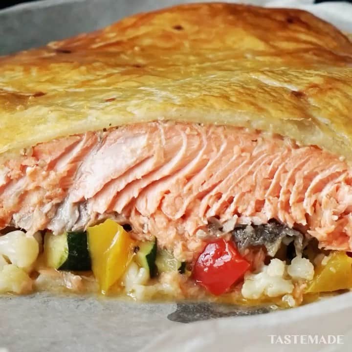 のインスタグラム：「【お味噌がよいお味】ふんわり大鮭のパイ包み🐟⁠⠀ ⁠⠀ 今が旬♪⠀ 食べ応えのある大鮭レシピ！⁠⠀ パイで包んでふっくら美味〜✨⁠⠀ 味噌マヨソースとの相性も抜群です♡⁠⠀ ⁠⠀ ■材料⁠⠀ 生鮭 切り身半分⁠⠀ 塩・胡椒　各小さじ1/3⁠⠀ オリーブオイル　大さじ1⁠⠀ パイシート　2枚⁠⠀ 塗り用卵黄　1個（水小さじ1を足して薄める）⁠⠀ 《味噌マヨソース》⁠⠀ マヨネーズ　大さじ2⁠⠀ 味噌　大さじ3⁠⠀ 卵黄　1個⁠⠀ 砂糖　大さじ2⁠⠀ 白ごま　大さじ2⁠⠀ 《野菜ソテー》⁠⠀ パプリカ（赤・黄）　1/2個⁠⠀ カリフラワー　1/4個⁠⠀ ズッキーニ　1/2本⁠⠀ にんにくスライス　1個分⁠⠀ 塩　小さじ1/3⁠⠀ ⁠⠀ ■手順⁠⠀ 1. 野菜ソテーの野菜を1cm角に切る。⁠⠀ 2. 味噌マヨソースを混ぜ合わせておく。⁠⠀ 3. 鮭に塩・胡椒をして、サラダ油を引いて温めたフライパンで皮目を強火で焼いていく。1分ほど焼いて、皮目から脂を出したら取り出す。⁠⠀ 4. 同じフライパンに、野菜ソテーの野菜を塩・胡椒・にんにくを入れて、しんなりするまで炒めて取り出し、粗熱を取る。⁠⠀ 5. パイシートを二周り程伸ばして、炒めた野菜を中央に広げる。サーモンをのせ、味噌マヨソースを塗る。空いているパイ部分に卵黄を塗る。⁠⠀ 6. 同じサイズに伸ばしたパイシートをのせて、端をフォークで抑えたら、余分なパイ生地を切り取る。⁠⠀ 7. 表面に卵黄を塗り、200度のオーブンで20〜23分良い焼き色になるまで焼く。⁠⠀ ⁠⠀ #テイストメイド #料理 #クッキング #レシピ #料理動画 #レシピ動画 #今日のご飯 #おうちご飯 #おうちごはん #おうちカフェ #ランチ #お昼ごはん #簡単レシピ #手料理 #手作り料理 #グルメ#食を楽しむ #簡単料理 #キッチングラム #おうちごはん部 #おうちで過ごそう #stayhome⁠ #おうち時間 #おうち時間を楽しむ⁠ #鮭 #鮭料理 #鮭レシピ #パイ包み⁠⠀ ⁠⠀⁠⠀ 作ったら#おうちテイストメイド で投稿してね💫⁠⠀⁠⠀⁠⠀ ストーリーズでリポストされるかも🐟🍁」