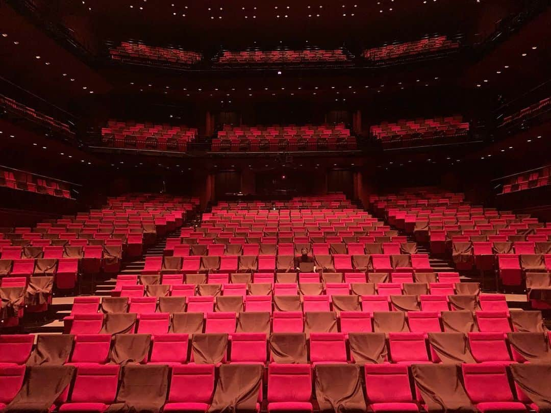 坂本美雨さんのインスタグラム写真 - (坂本美雨Instagram)「美しい劇場 本番前の静かなひととき ひとりでぽつんと思案する森山開次さん  ダンス公演『星の王子さま〜サンテグジュペリからの手紙』の幕が開きました。  初日、子どもたちも含めお客さまの集中力、降り注ぐエネルギーと舞台への愛情が迫ってきて、胸がいっぱいになりました。  星の王子さまのテーマである、“目に見えない大事なもの”がその場を包んでいて、私たちにははっきりと肌で感じられていました。  とても幸せです。  毎日、開演の1時間前より劇場で当日券を販売しています。 ぜひ！  #KAAT星の王子さま」11月13日 12時00分 - miu_sakamoto