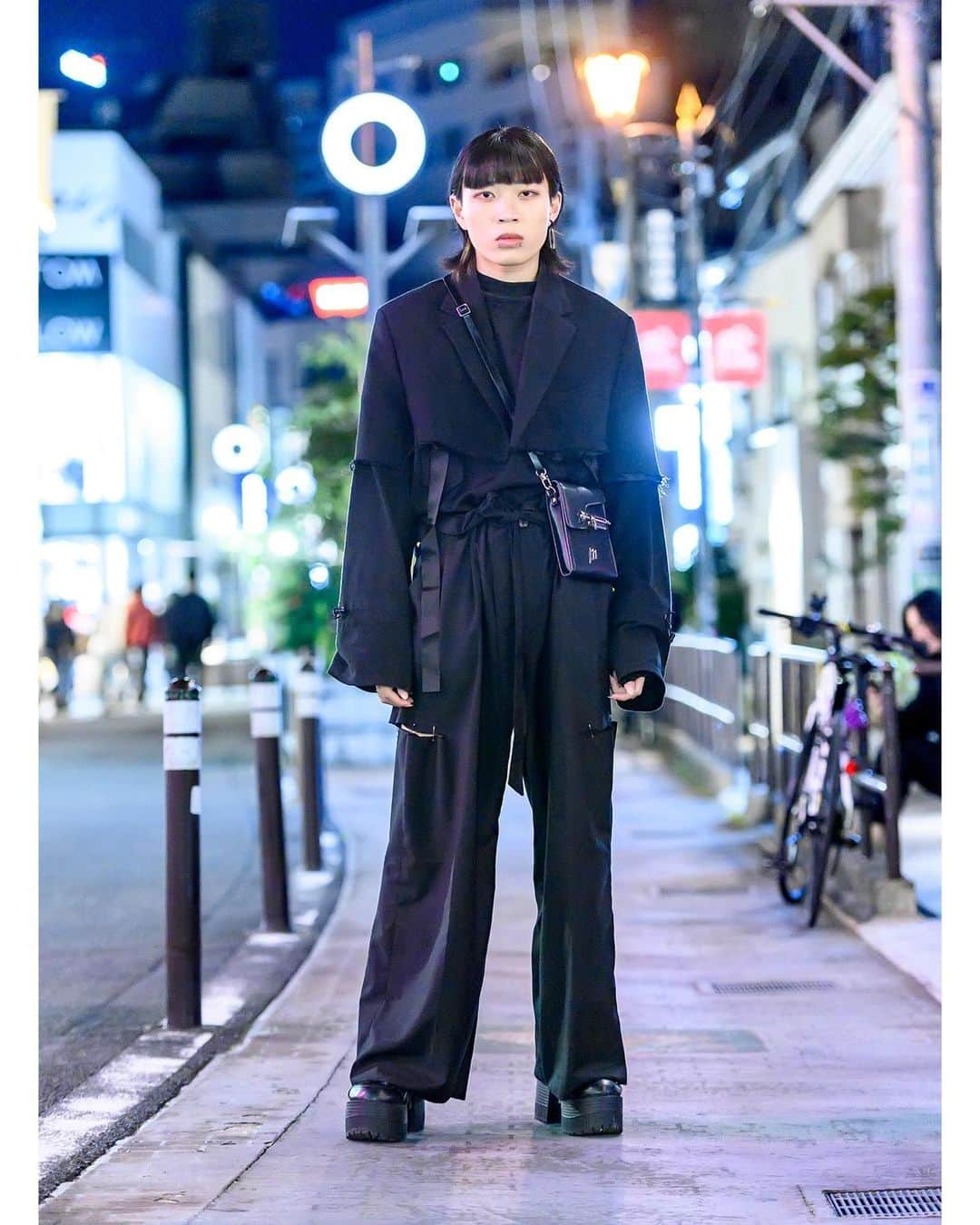 Harajuku Japanさんのインスタグラム写真 - (Harajuku JapanInstagram)「18-year-old English-speaking Japanese apparel shop staffer Nanato (@2298.6 ) on Cat Street in Harajuku. He's wearing a remake cropped blazer by Seoul-based fashion brand Fekete over a Fekete top, Fekete pants remade with safety pins, a crossbody bag by M.P. Studios, and Yosuke platform shoes.」11月13日 3時09分 - tokyofashion