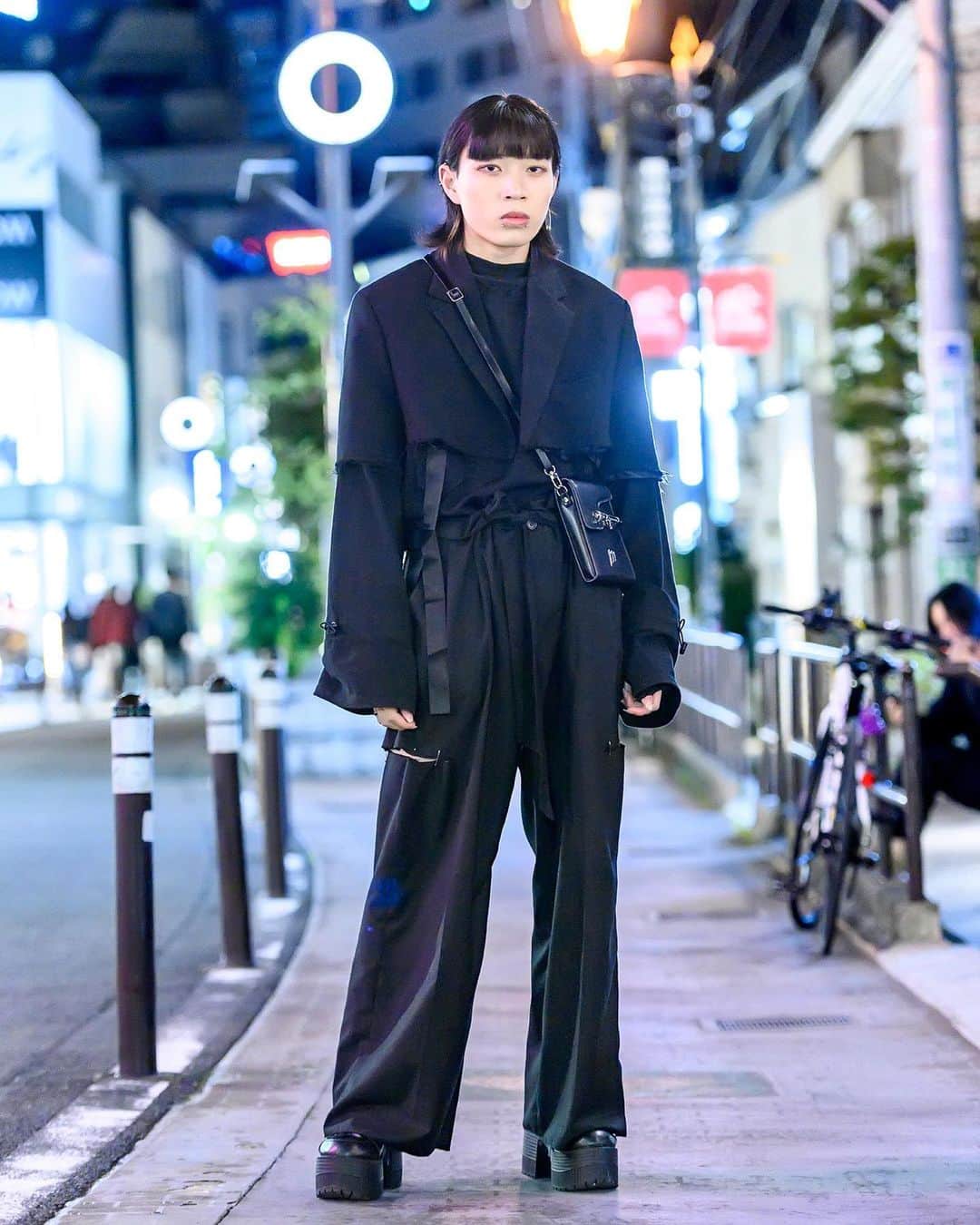 Harajuku Japanさんのインスタグラム写真 - (Harajuku JapanInstagram)「18-year-old English-speaking Japanese apparel shop staffer Nanato (@2298.6 ) on Cat Street in Harajuku. He's wearing a remake cropped blazer by Seoul-based fashion brand Fekete over a Fekete top, Fekete pants remade with safety pins, a crossbody bag by M.P. Studios, and Yosuke platform shoes.」11月13日 3時09分 - tokyofashion