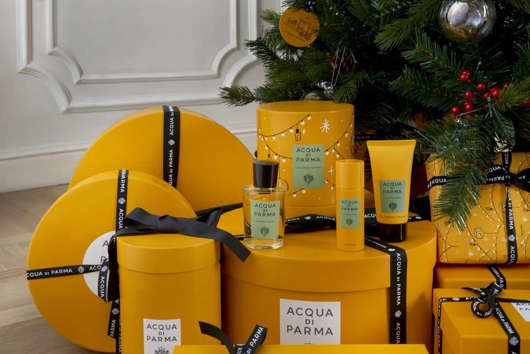 アクアディパルマさんのインスタグラム写真 - (アクアディパルマInstagram)「The even brighter yellow Parma box, with the festive motif created for the collection. Colonia Futura Gift Sets is the ideal gift for the Acqua di Parma lovers: between roots and future, reinterprets Colonia with the roundness of clary sage and the freshness of lavender.⁣ #holidaycollection⁣ .⁣ .⁣ #acquadiparma #oamul #holidayseason #holidaymood #festivities #colonia」11月13日 3時01分 - acquadiparma