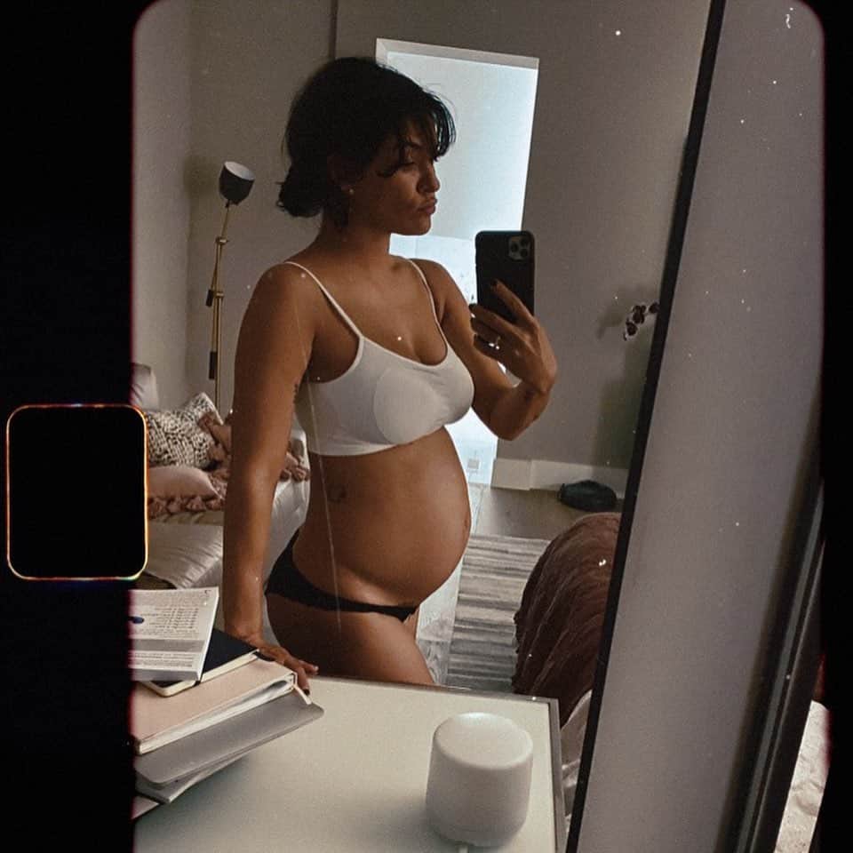 ジェシカ・ゾアのインスタグラム：「From training bras to nursing bras, thanks @jockey for the constant support :)  SWIPE LEFT TO SEE MY EARLY MODELING DAYS」