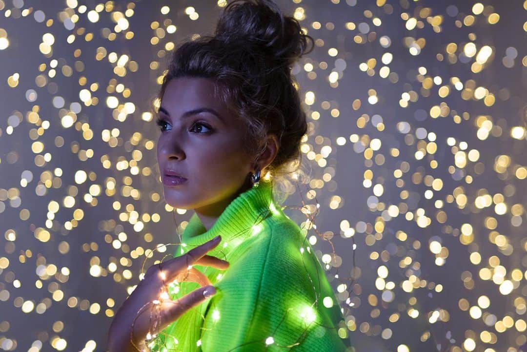 トーライ・ケリーのインスタグラム：「here’s 1 of the pics included in the physical cd packaging 📀✨🧚🏼 who’s picked up their deluxe edition of #atkchristmas from @target?」