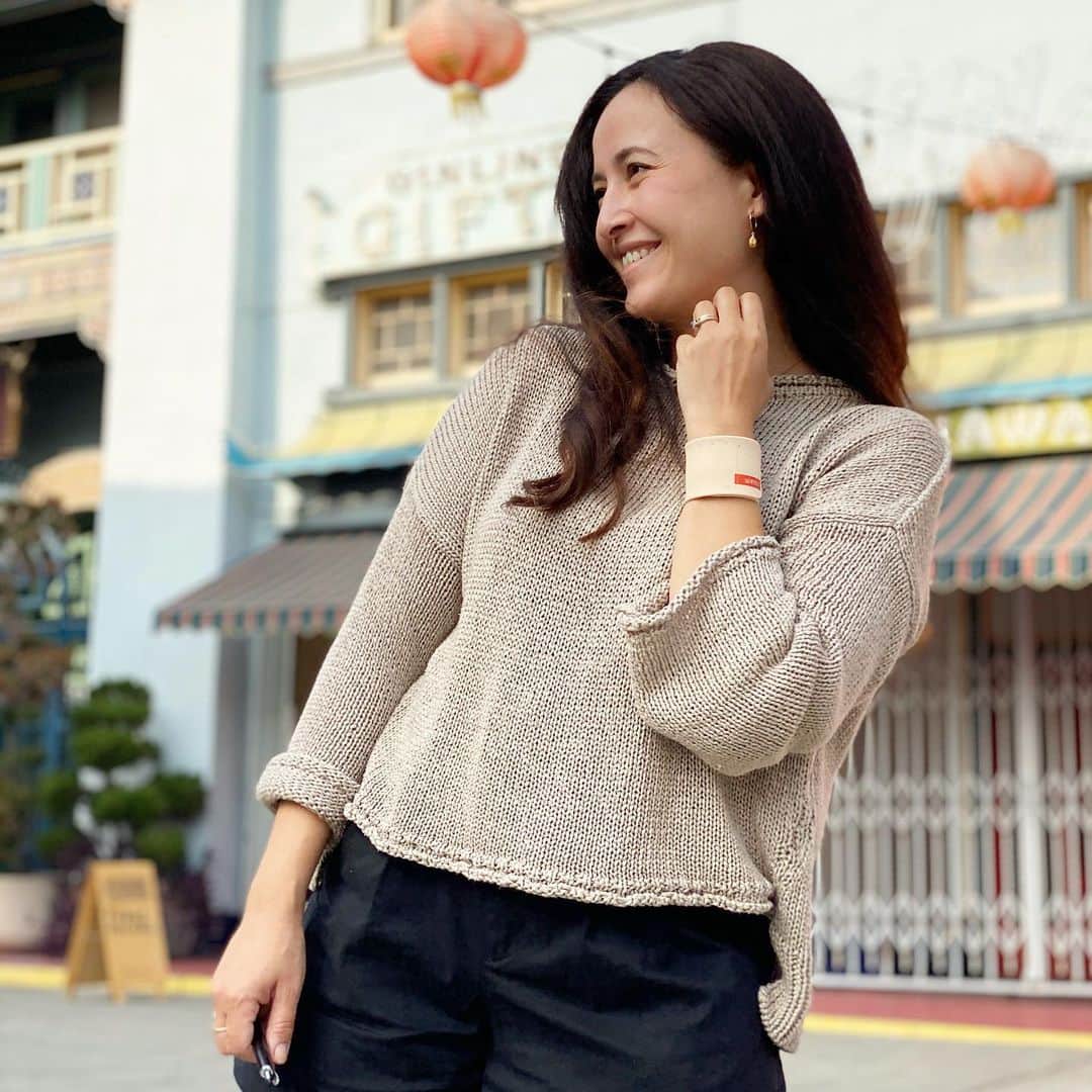 フリーディアのインスタグラム：「When your bracelet matches your sweater! 💕 Keeping memos on my @cosmotecwemo  We sell them @paperpleaseshop ✨ * * セーターとブレスレットがマッチする時💕最近のメモはこれで。 #sweaterweather #wemomemo #bracelet #madeinjapan #fromjapan #memobracelet #sweater #losangeles #chinatown #friediamn #friedia」