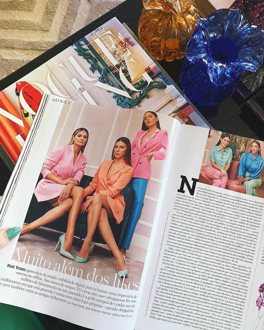 Glam4Youのインスタグラム：「Que honra uma matéria dessas, na revista que eu leio e admiro desde que me conheço por gente. A matéria está incrível, obrigada @paulamello_ pelo carinho. Obrigada também as minhas amigas @thassianaves @lelesaddi @natsemensin @lutranchesi por vestirem - literalmente- a camisa da NV. Sou muito grata 🙏🏻. Brigada @juferraz (pela amizade e por ter sido essa editora convidada f**a) e @paulimerlo pela oportunidade, sou sua fã. Deixei o link da matéria nos stories, mas comprem e guardem por mim ehehehe. Tks especial: Texto: @paulamello_ Foto: @robertoamartini Styling: @samtavares2 Beleza: @jean13ricardo」