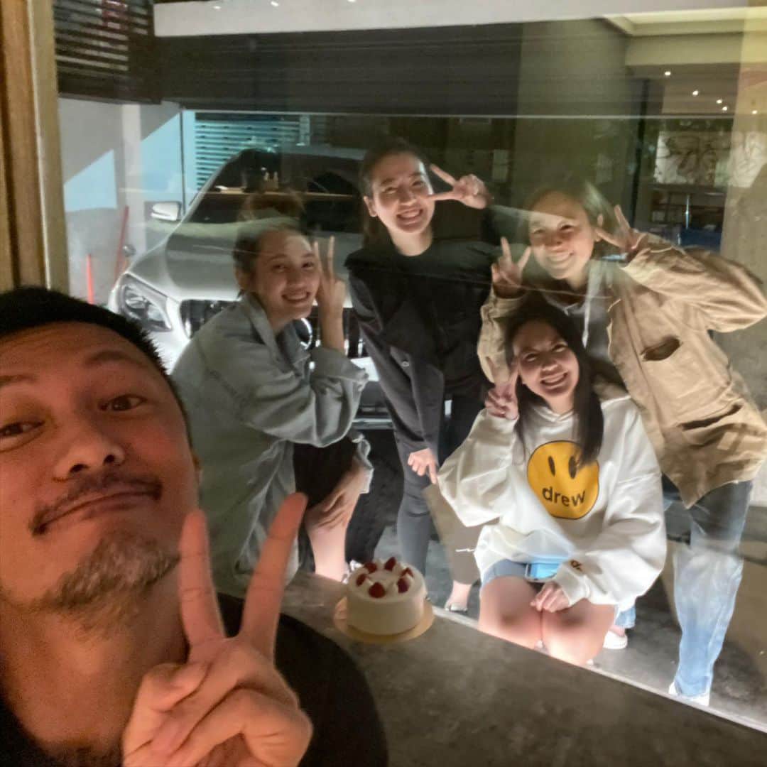 余文樂のインスタグラム：「謝謝你們❤️ 雖然感覺有點奇怪，人生沒試過這樣慶祝😅」
