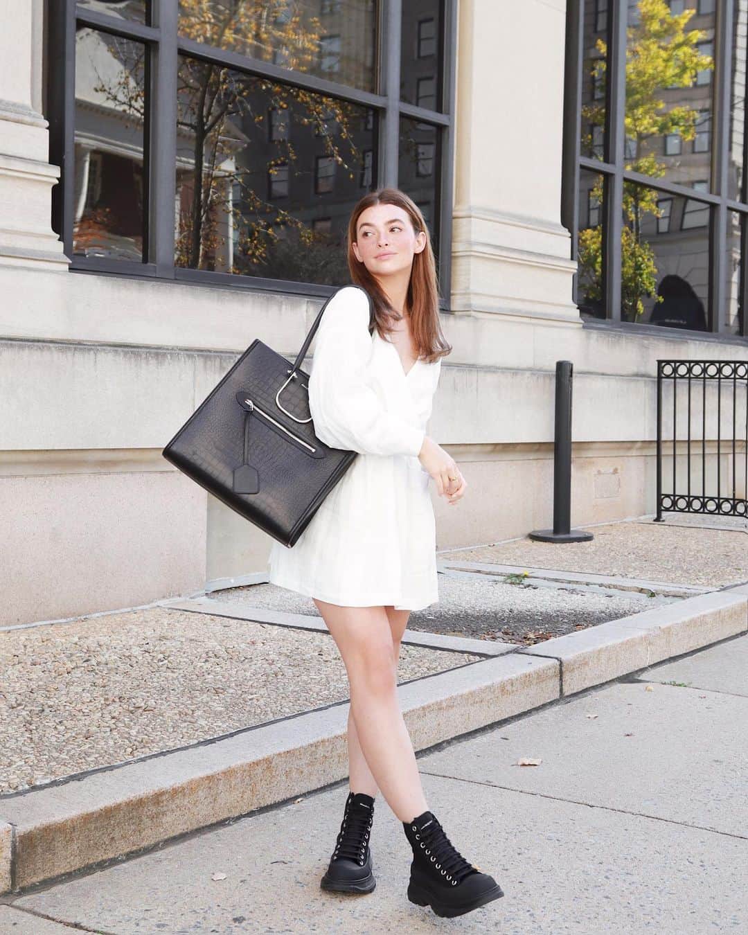 Kelsey Simoneのインスタグラム：「Loving my new @alexandermcqueen Tread Slicks & Tall Story Bag! The perfect addition to my fall wardrobe. #McQueenStory #mcqueentreads」