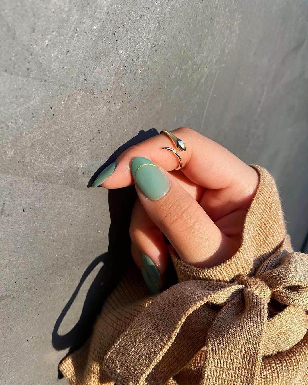 WHO WHAT WEARさんのインスタグラム写真 - (WHO WHAT WEARInstagram)「Looking for a mid-week mani refresh? Tap the link in our bio for a definitive guide to all the best nail colors we're obsessing over this fall, and don't forget to tag us for a chance to be featured here. #WWWbeauties  photos and video: @lefevrediary, @amyle.nails, @betina_goldstein, @lifewearslayers, @styleidealist」11月13日 3時21分 - whowhatwear
