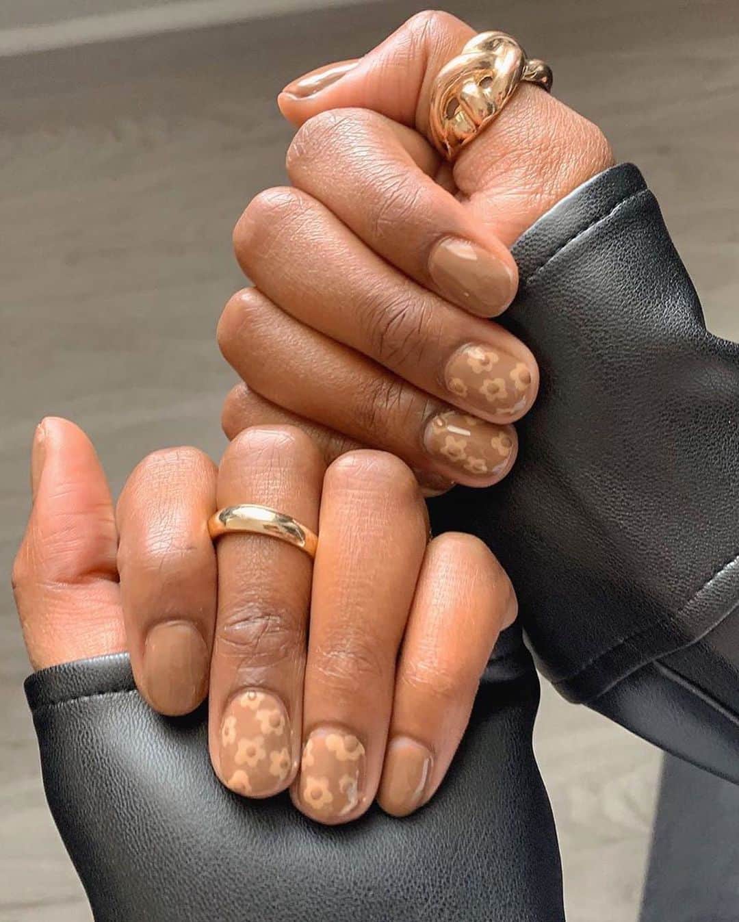WHO WHAT WEARさんのインスタグラム写真 - (WHO WHAT WEARInstagram)「Looking for a mid-week mani refresh? Tap the link in our bio for a definitive guide to all the best nail colors we're obsessing over this fall, and don't forget to tag us for a chance to be featured here. #WWWbeauties  photos and video: @lefevrediary, @amyle.nails, @betina_goldstein, @lifewearslayers, @styleidealist」11月13日 3時21分 - whowhatwear