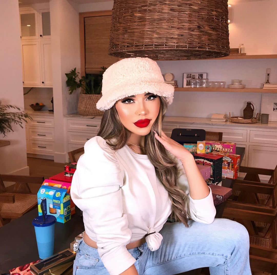 iluvsarahiiさんのインスタグラム写真 - (iluvsarahiiInstagram)「A beautiful mess 🤣❤️ this was taken before the abuelita chocolate explosion lol!  __________________________________ Hat @misslolaofficial  Lips @toofaced in Lady Balls  Sweater @zara」11月13日 3時34分 - iluvsarahii