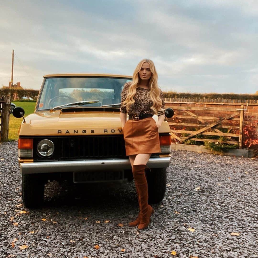 のインスタグラム：「I caved and made a home account - follow @modernbarnlife 🌿 for countryside and home content! ⠀ Also, 10/10 refusing to give up city girl clothes in the countryside.  Pray for these suede @stuartweitzman boots. ⠀ Top: @primark Belt: @gucci Skirt: @hm Shoes: @stuartweitzman Car: LOL @8_cyl went out for two hours and came home with it. Apparently it’s the original vintage Range Rover in shade ‘Bahama Gold’ 🤦🏼‍♀️. ⠀ #mypaleskinblog #modernbarnlife #countrysidelife」