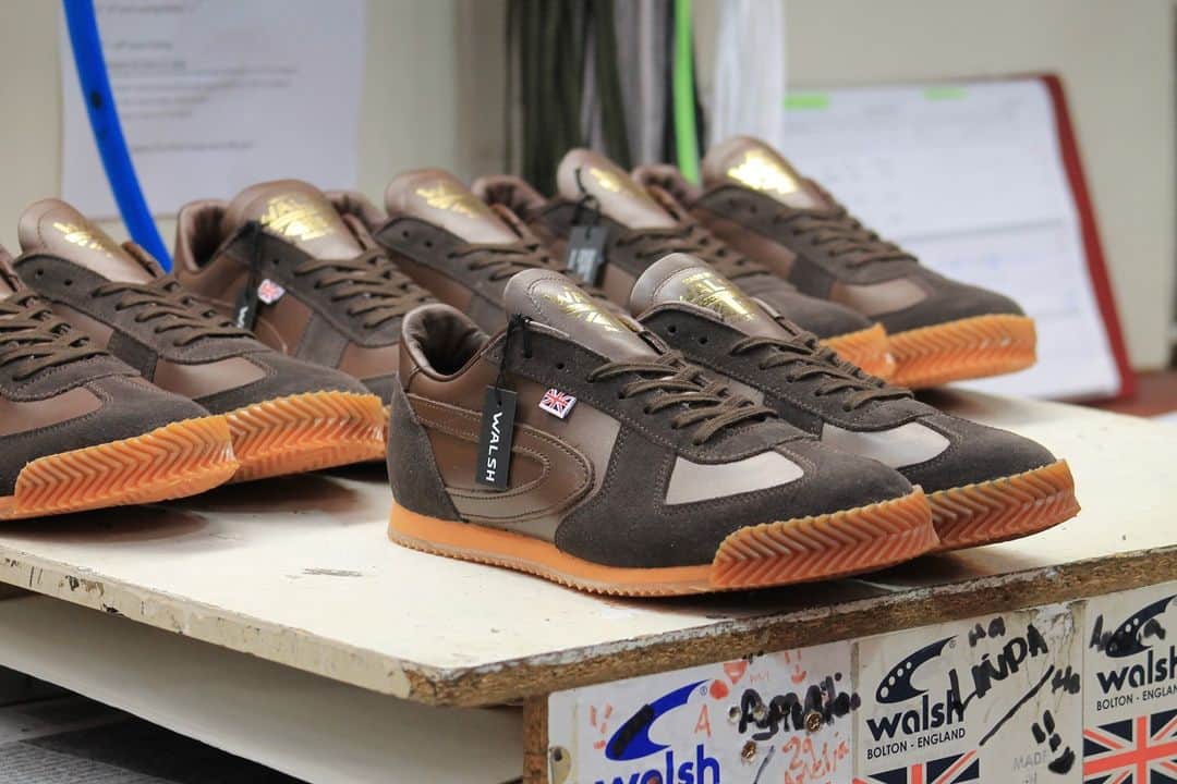 ウォルシュのインスタグラム：「Sharpen up your wardrobe for those wet weather days in our Tokyo20 🌧️  . . . #normanwalshuk #normanwalsh #britishmanufacturing #madeinbritain #ukmfg #shoes #footwear #sneakers」