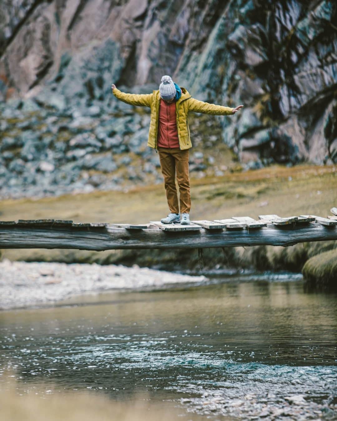 マウンテンハードウェアのインスタグラム：「Not all down jackets pack the same warmth potential… Fill-power influences insulating efficiency, but shell material and added layering also figure into how warm you will feel: that’s where our design variety comes in. If you’re looking for something with extra heat-trapping power, pay close attention to fit and fabric factors as well. (More tips in our new Down Finder. Link in bio.) Photo: @coldhousemedia.」