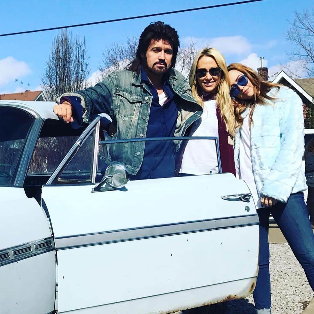 ビリー・レイ・サイラスのインスタグラム：「I didn’t even know they knew Vernon Brown! Joining @tishcyrus and @brandicyrus today for their podcast @sorrywerestoned! Be sure and tune in! It’s gonna be a goooood time! #MamaSaidKnockYouOut」