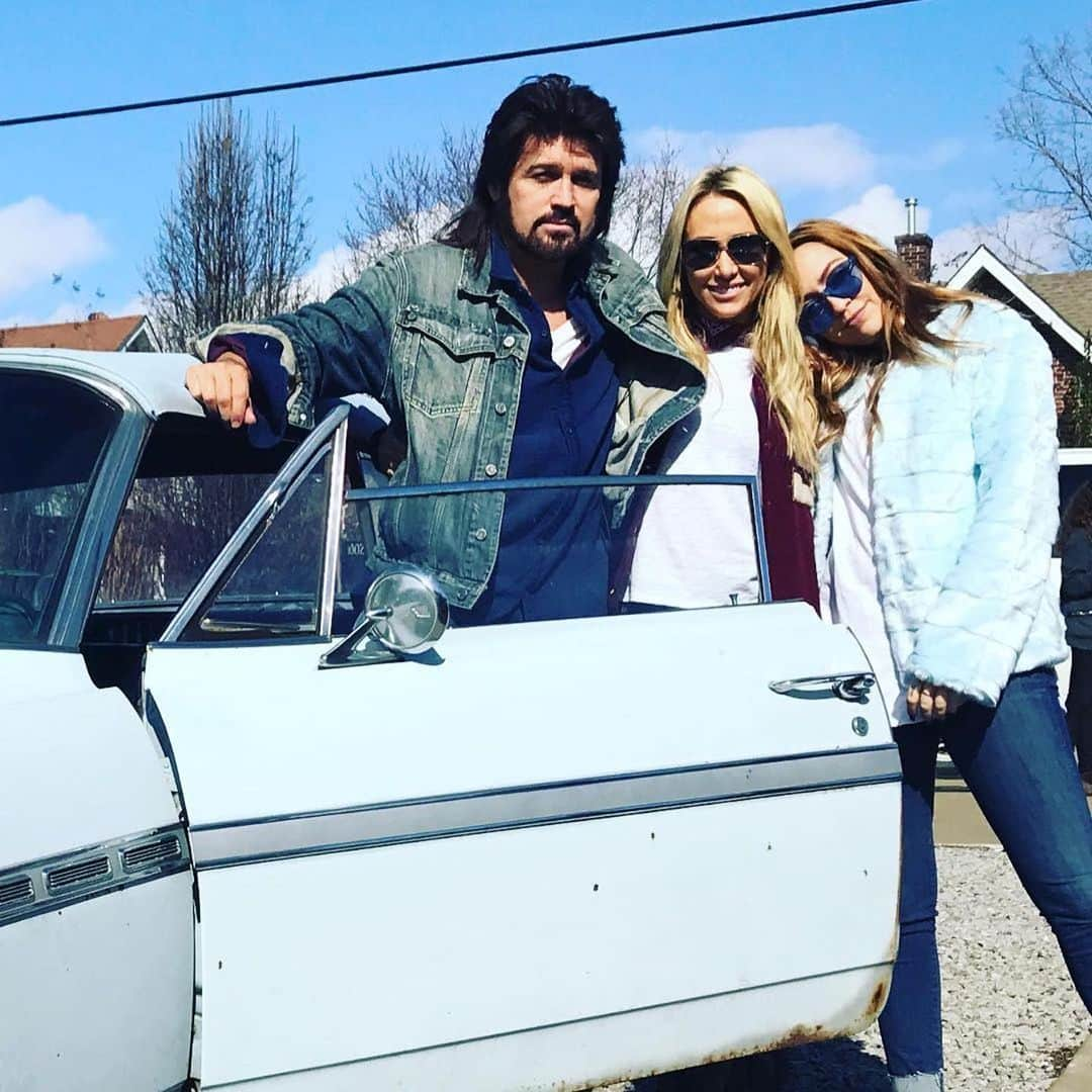 ビリー・レイ・サイラスさんのインスタグラム写真 - (ビリー・レイ・サイラスInstagram)「I didn’t even know they knew Vernon Brown! Joining @tishcyrus and @brandicyrus today for their podcast @sorrywerestoned! Be sure and tune in! It’s gonna be a goooood time! #MamaSaidKnockYouOut」11月13日 3時30分 - billyraycyrus