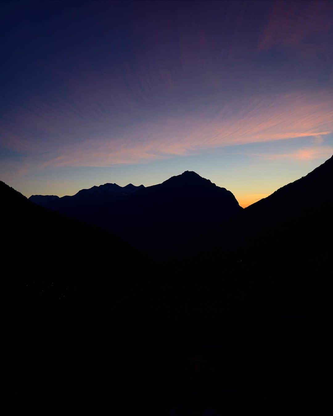 フローラン・アモディオのインスタグラム：「🌚 —— #mountains 🏔 #sunset 🌘 #vaujany 📍」