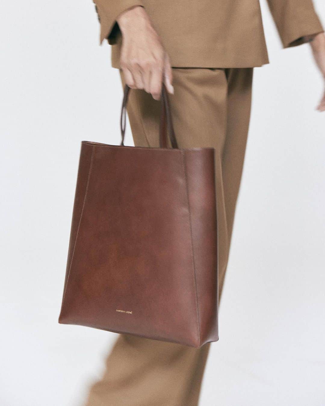 JanessaLeoneのインスタグラム：「BAG 01 ____ Structured tote available in cognac + black.  #janessaleone」