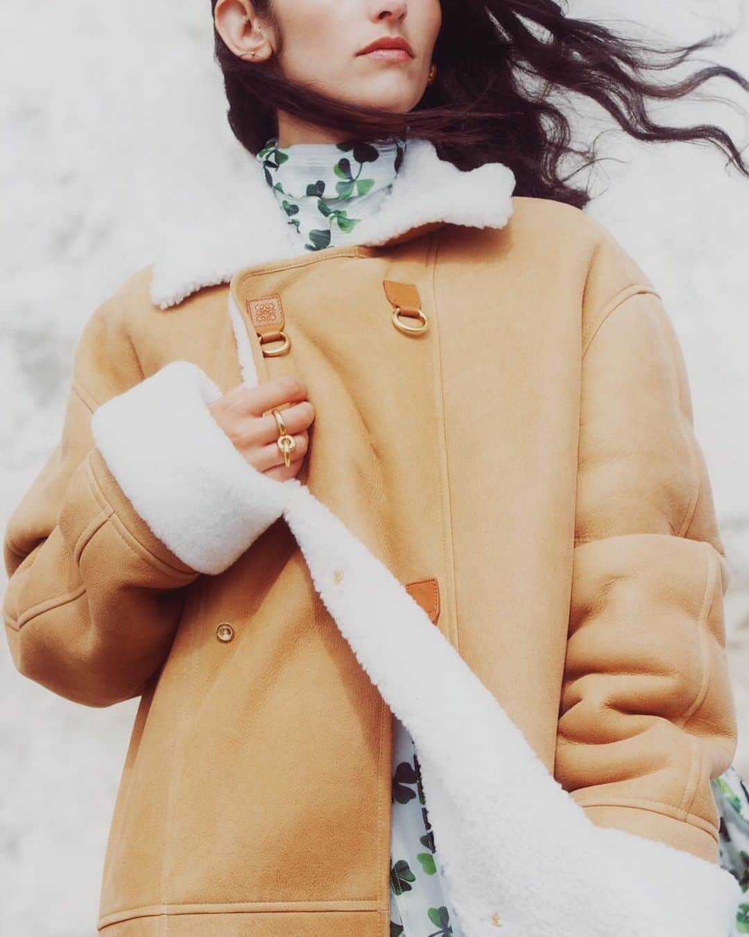 Harrodsのインスタグラム：「Nothing compares to the shearling delight of wearing @Loewe outerwear on a chilly autumn day. Tap to shop now.  #Harrods #HarrodsFashion #Loewe  Shop the store through our remote Personal Shopping service (previously known as Virtual Concierge), or shop online at harrods.com.」