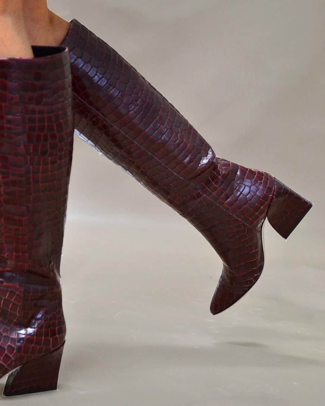 ジャンナメリアーニのインスタグラム：「Running in between meetings, always wearing my Marta boots in bordeaux 😍✨ #giannameliani #FW20」