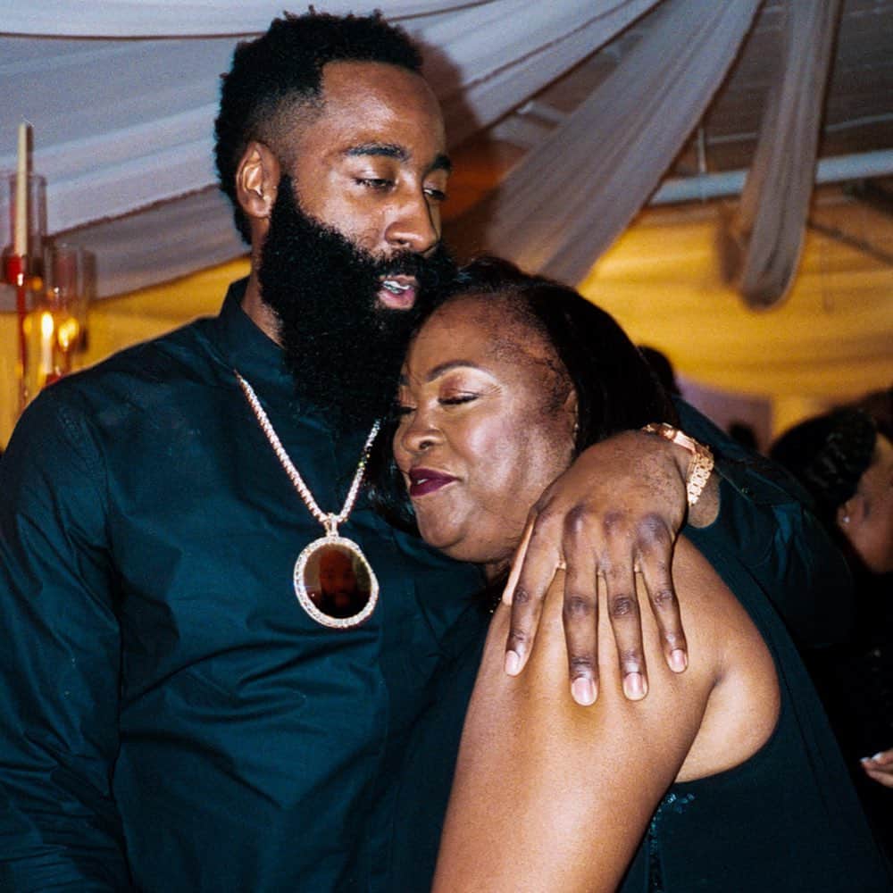 ジェームス・ハーデンのインスタグラム：「Happy Birthday Queen! Love you forever and beyond. You gave me the ultimate chance which is LIFE. All I want to do is return the favor. appreciate you MOMMA! ❤️❤️」