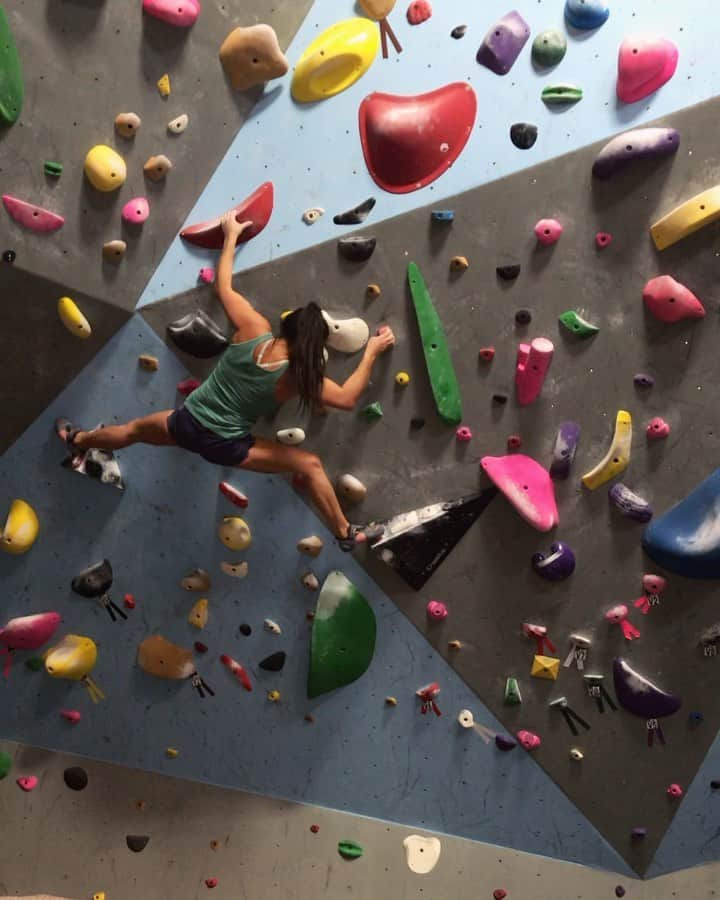 のインスタグラム：「This boulder is awesome! 🤍 • @springsclimbingcenter  • #climbing #colorado #coloradosprings  #bouldering #training @madrockclimbing 💕」