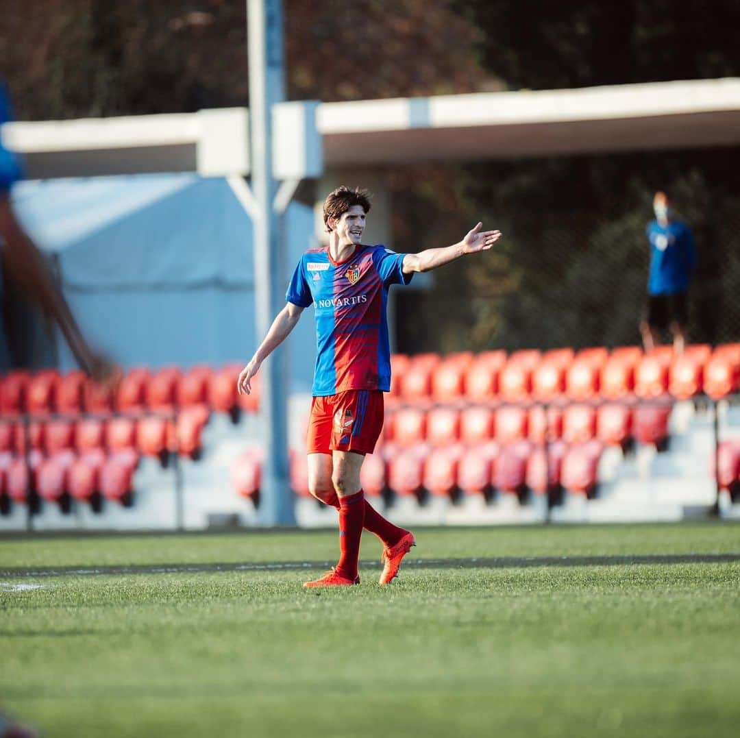 ティム・クローゼのインスタグラム：「⚽️🔴🔵⚽️ #zämmestark #tk17 #instakräss #fürrotundblau」