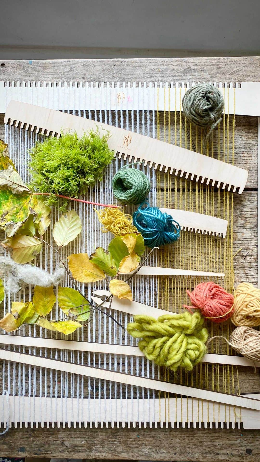 Tea and sittingのインスタグラム：「Shiv talks about her sustainable and ethical hand weaving and shows me how to use one of her large loom kits to weave in scented plants... I LOVED doing this so much!! It was so calming 🌿 @shiv_textiles work as well as her weaving kits are all available in the #onlineopenhouse shop at the moment...there are links on my bio and over in Stories ✨ #shopsmall #craftwithaconscience #artistsopenhouses」