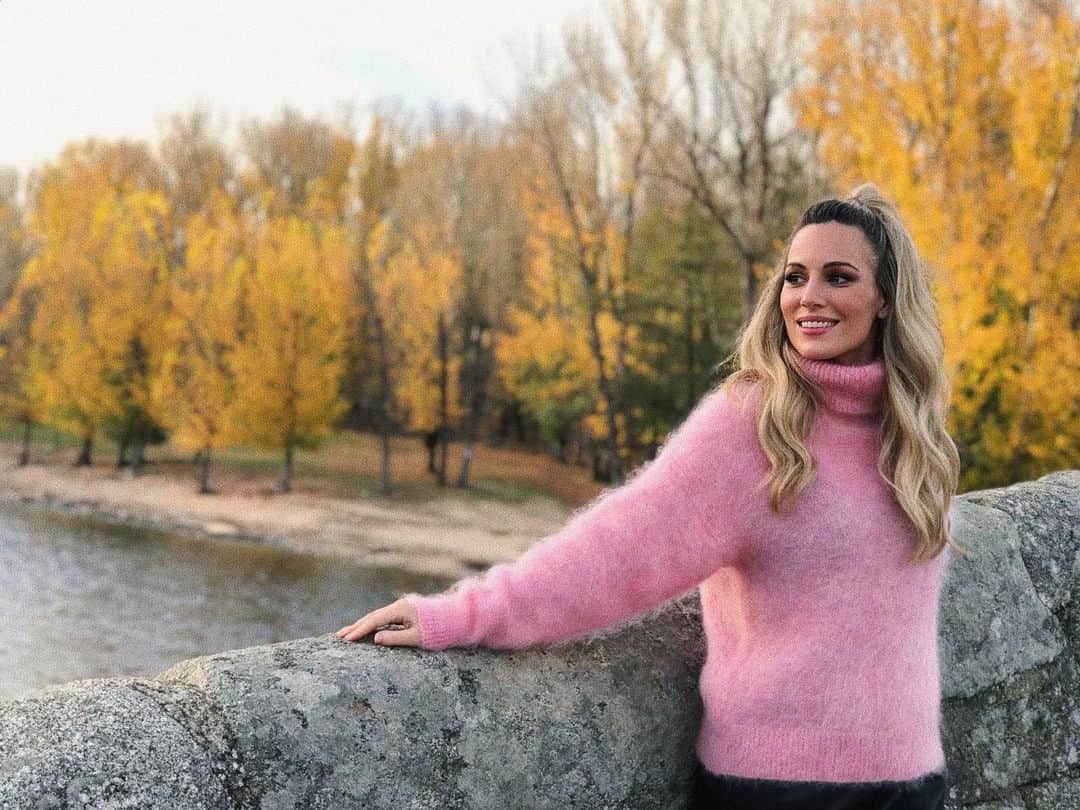 エドゥルネのインスタグラム：「Llega mi época favorita del año... La Navidad!!🤗🌟🎄🎁 En unas horas escucharéis “Siempre es Navidad junto a ti” y estoy emocionada!!🥰💖」