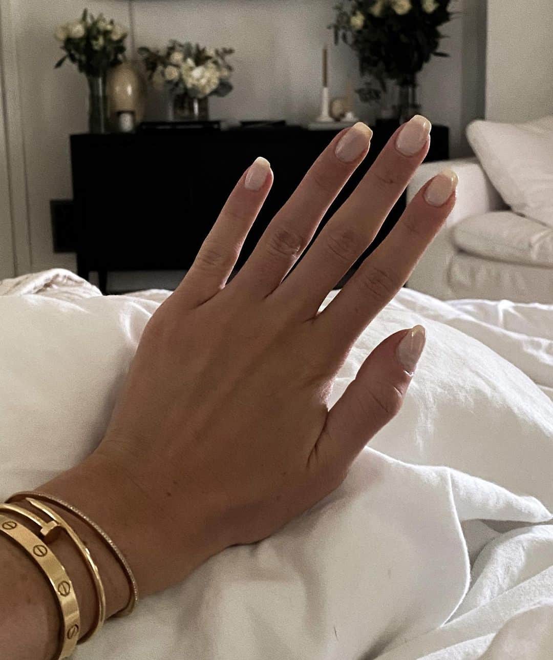 のインスタグラム：「nails & flowers appreciation post because both blow my mind 🤪🤯 @laurenelizabethcollection sold out styles are available for pre order & filming my at home nail routine for IGTV this week 👏🏼」