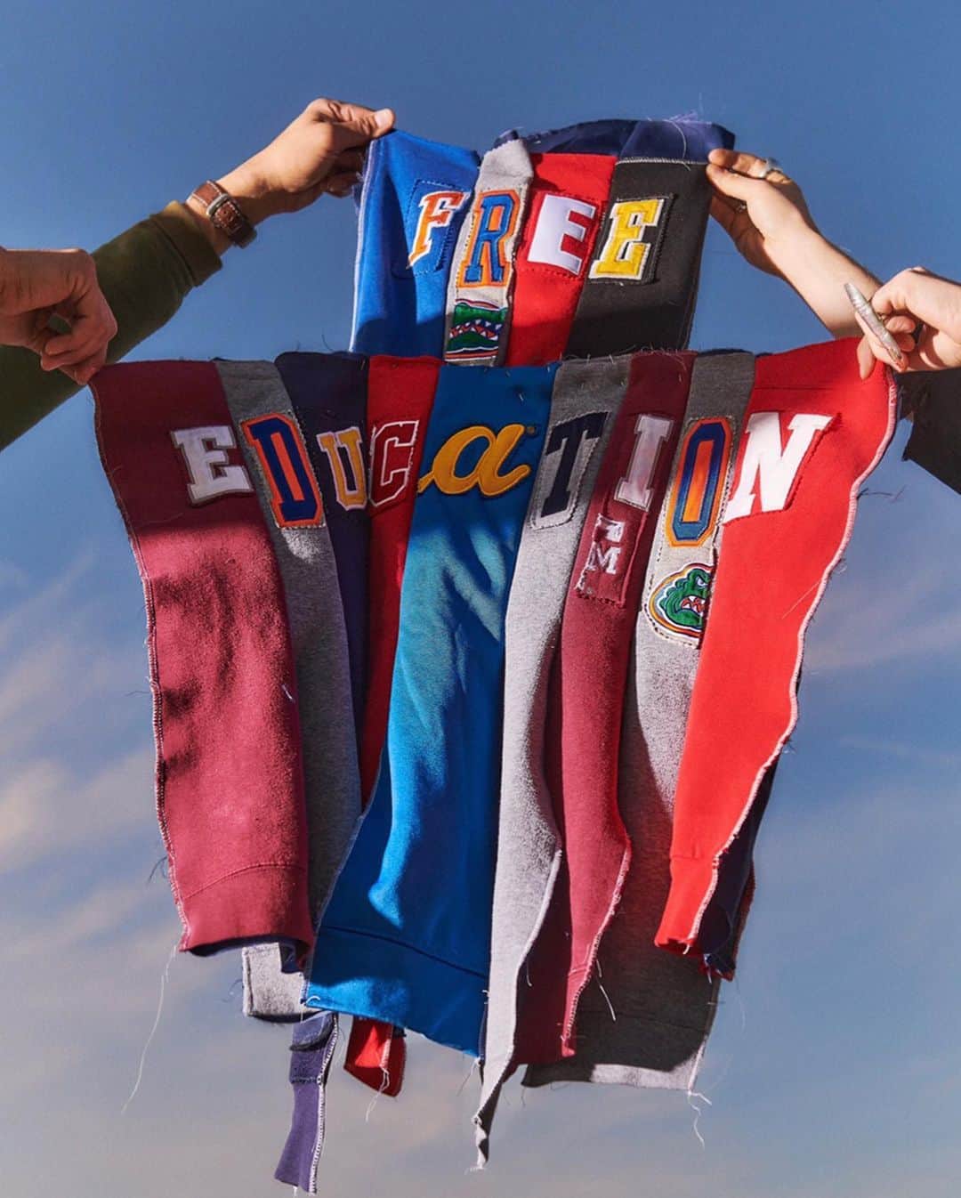 HYPEBEASTさんのインスタグラム写真 - (HYPEBEASTInstagram)「@hypebeaststyle: @doverstreetmarketnewyork will debut a new capsule collection aimed at relieving student debt titled 'State University of Free Education Fund.' The pieces reference the designer’s personal experience with student debt and are intended to raise awareness about rising, prohibitively expensive tuition costs and the socio-economic implications of having — or not having — a university degree. The upcoming drop will offer tees retailing at $70 USD, ten limited-edition Promissory Note Hoodies for $395 USD, and a one-of-one Dover Street Market special Promissory Note Couture Hoodie at $625 on November 17. Click the link in bio for more info.⁠⠀ Photo: @shousherphotography」11月13日 4時14分 - hypebeast