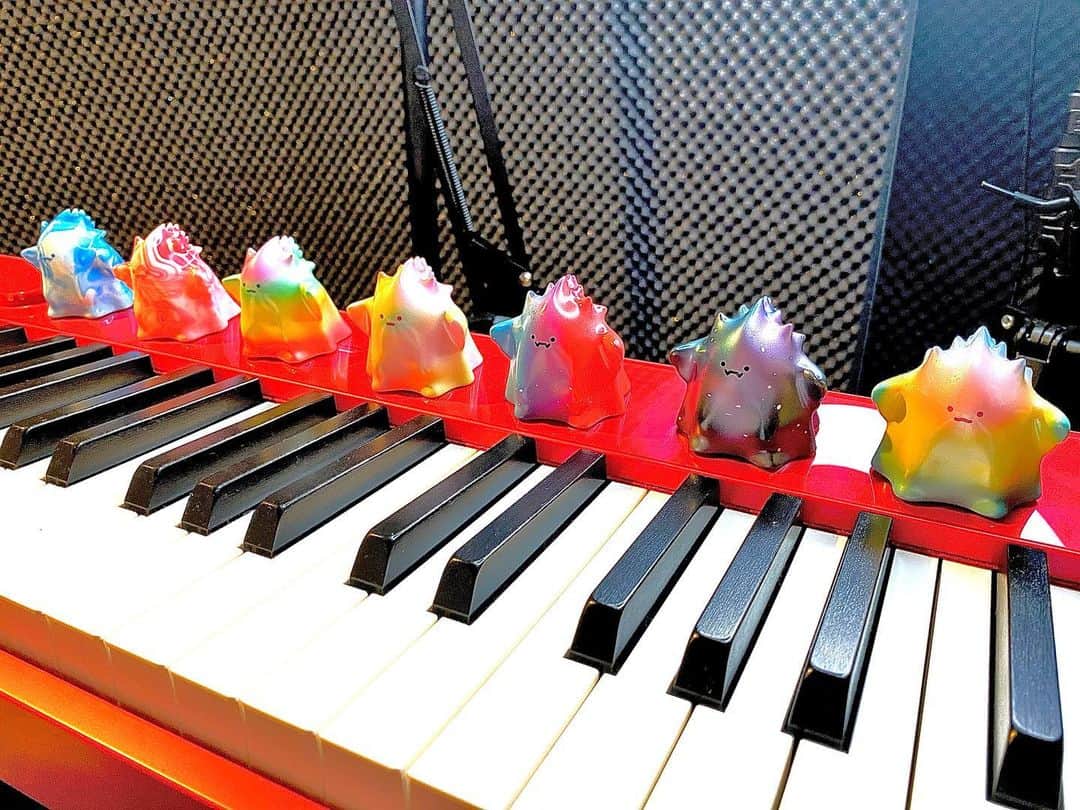北中健一のインスタグラム：「New piano with my new friends YUKI❤️🎹🔥❤️  #popmart #electronicpiano」
