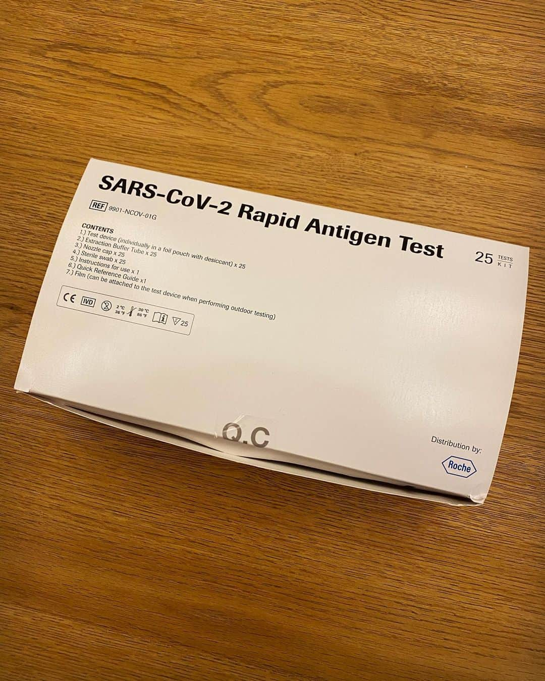 ブライアン・メイさんのインスタグラム写真 - (ブライアン・メイInstagram)「I think this is important ! Maybe there is some flaw in my reasoning, but, as I see it, this could be one of the most life-changing innovations in the world right now.  There has been very little talk of it in the media - where the news has all been focussed on new hopes of an effective vaccine.  But it seems to me this RAPID COVID 19 TEST is the answer to a prayer.  You can do it yourself, and the result is ready in exactly 15 minutes.  This is my first result.  The fact that there is no coloured lower line in the display means that I have tested NEGATIVE - in other words there is at the most, a tiny amount of the virus in my body, and I am not infectious to those around me.  If I were anywhere near becoming infectious, as I understand it, there would be a faint line in the lower position. And if the line were solid, it means I am definitely infected and infectious (whether or not I have symptoms) and must quarantine immediately.  So the fact that I and my PA Sally, who took this picture, both took the test earlier today gave us a free pass to work safely together all day.  Of course it was a working day so this was legal anyway, but it has added greatly to our feelings of safety.  This for me is life-changing.  It will hopefully enable me to get my studio running safely again.  More later —- but let me know what you think, folks.  Of course all this depends on whether the test is truly as sensitive as they’re claiming - over 96 per cent.  We shall see if this is verified.  But for now .... A cautious hurrah !  Bri. 💥💥💥 This test costs around 12 English pounds. 💥💥💥💥 A couple of caveats.   1) This is NOT the same test that is being used in Liverpool.   2) Thomas Schinecker, CEO of Roche, says “While a positive result most likely indicates an active infection with the virus, a negative result might need to be repeated or confirmed with a different test after one or two days.” Let’s all be REALLY careful before jumping to conclusions, folks.  Bri」11月13日 4時20分 - brianmayforreal